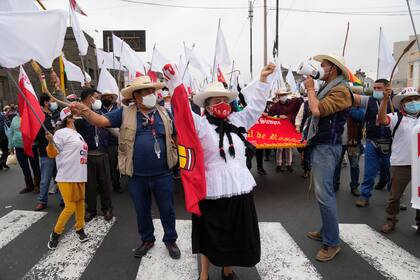 Simpatizantes piden durante una protesta que se respete lo que consideran es el triunfo electoral del candidato presidencial Pedro Castillo durante una movilización en Lima, Perú, el sábado 19 de junio de 2021. (AP Foto/Martin Mejia)