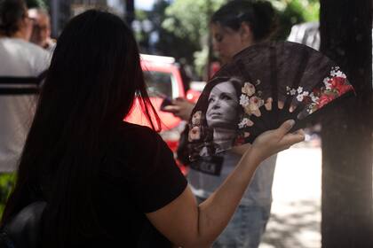 Simpatizantes se acercaron hasta el sanatorio Otamendi con carteles, accesorios y banderas con la cara de Cristina Kirchner
