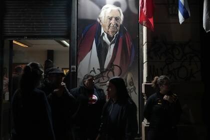 Simpatizantes se reúnen frente a la sede del partido político Movimiento de Participación Popular, decorada con una foto del fallecido expresidente uruguayo José Mujica, el 13 de mayo