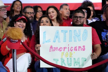 Simpatizantes sostienen un letrero pro Trump (Archivo)