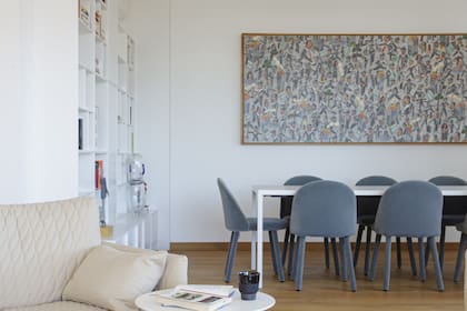 Simple, ligera y esbelta, la mesa ‘Extensión’ (MDF Italia) con sillas ‘Lola’ (Miniforms).