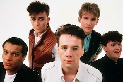 Simple MInds en un principio rechazó la oferta de interpretar la canción pero, por suerte para la banda británica, supo recapacitar a tiempo