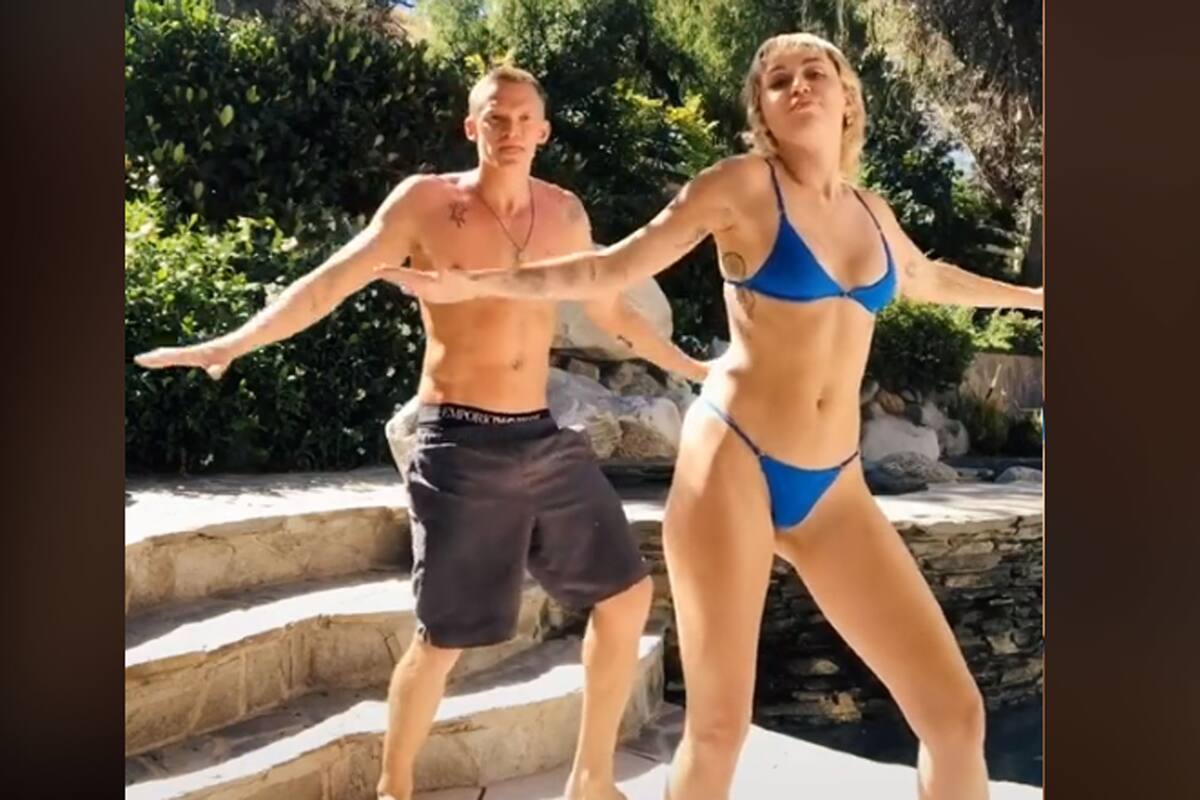 Simpson y Cyrus aprovecharon la llegada de calor y el ritmo de la música para lucirse con una pegadiza coreografía retro en TikTok
