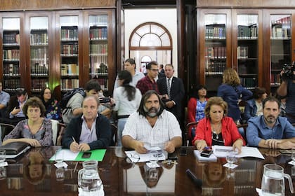 Sin acuerdo. Representantes de los gremios docentes, con Roberto Baradel en el centro, en el Ministerio de Economía bonaerense