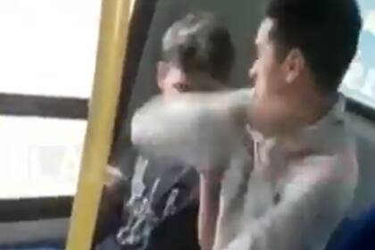 Sin advertencia, un joven golpeó salvajemente a otro a bordo de un colectivo