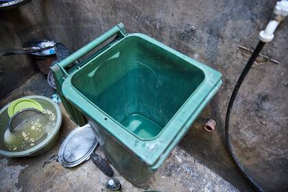 Un cesto de basura hace las veces de tanque en la casa de Silvana, en donde los problemas con el agua vienen desde hace meses