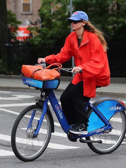 Sin aires de estrella, Lawrence recorrió Manhattan en una bicicleta de la ciudad. La ganadora del Oscar guardó su bolso con acabado de cocodrilo de color naranja neón en la canasta delantera antes de emprender su paseo sobre dos ruedas