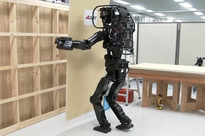 Sin cables y con una batería incorporada, el prototipo desarrollado por el instituto japonés de tecnología AIST busca asistir a los operarios humanos en las tareas de construcción