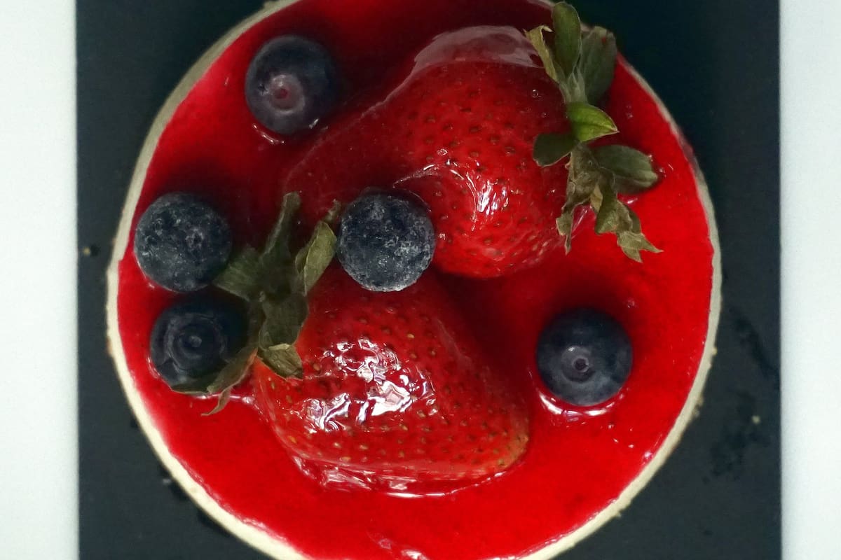 Sin cocción o al horno, con frutas frescas o solitas, las tortas de queso americanas como la de Es Ruiz pisan fuerte