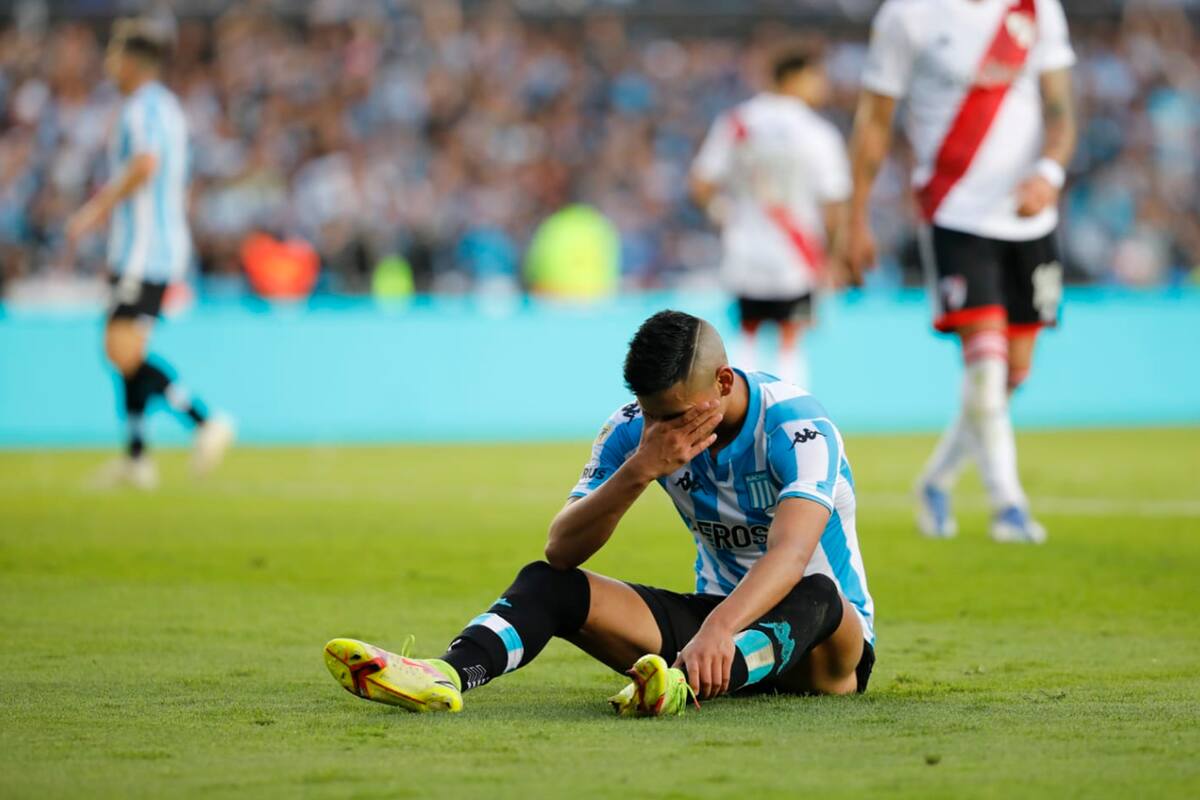 Sin consuelo para Galván, a quien Armani le atajó un penal: Racing estuvo a minutos de quedarse con la Liga, pero tropezó con River en un final increíble