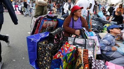 Sin control: calzadas con mercadería en las esquinas de Avellaneda