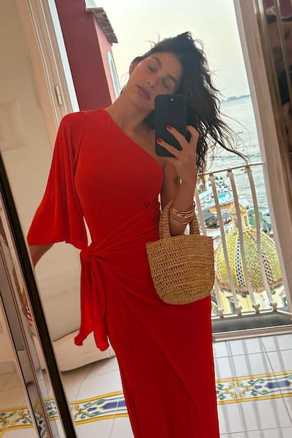 Sin dejar de rol de modelo e influencer, la actriz se lució con sus outfits de verano durante las soñadas vacaciones con su mamá.