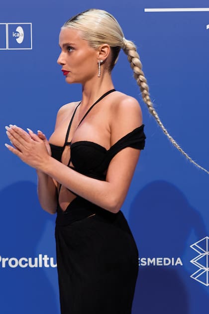 Sin descuidar el look de su peinado, Valentina optó por una maxitrenza muy apretada que nace justo a la altura de la nuca, logrando un efecto "pulido": ni un mechón fuera de lugar. La actriz llegó a Málaga para presentar la quinta temporada de la serie española "Elite", donde ella también es una de las protagonistas.