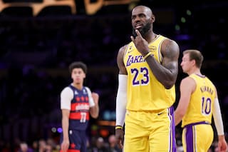 Sin Doncic, LeBron James logra triple-doble y Lakers vencen 120-101 a Wizards