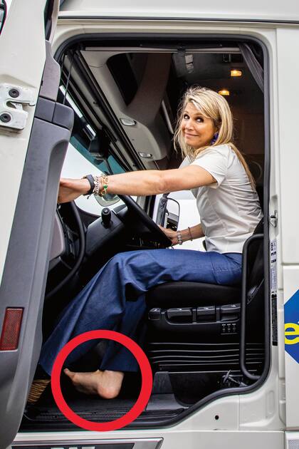 Sin dudas, no hay reto al que se resista. En junio de 2021, Su Majestad sorprendió al mundo al volante de un camión durante una visita a la localidad de Nieuwegein. Amante de los desafíos, no dudó en ponerse al mando de este pesado y voluminoso vehículo en su visita a la empresa de Transporte y Logística E & R Training y, para conducir más cómoda, hasta se quitó las plataformas y quedó descalza ante la sorpresa de todos.