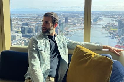 "Sin ese trabajo no creo que hubiese sobrevivido. Tuve compañeros de todo el mundo, me abrió la cabeza y empecé a entender ese lugar en la Tierra y a descubrir la puerta hacia Asia”.