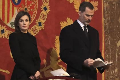Sin hacer comentarios, los reyes se dejaron ver hoy en la ceremonia para conmemorar el 25 aniversario de la muerte del abuelo de Felipe VI, el rey Juan de Borbón