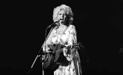 Sin herederos directos de primer grado, la distribución del patrimonio de Dolly Parton genera amplias expectativas tanto en la industria musical como en el ámbito de las organizaciones benéficas (Foto AP/Tsugufumi Matsumoto, archivo)
