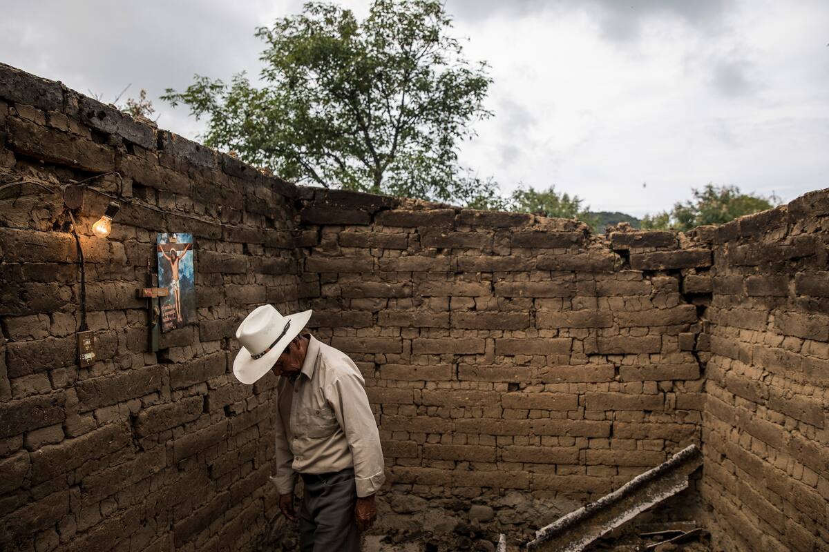 Sin hogar, y presos de la inercia burocrática, los afectados por el terremoto que el año pasado devastó México solo se tienen a sí mismos. En la foto, Laurentino Gutiérrez Ramírez en lo que alguna vez fue su dormitorio, en San Francisco Xochiteopan, Puebla