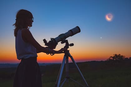 Sin importar si es desde el balcón de casa o en una oscura zona rural, los eventos astronómicos prometen conectar a miles de personas con la inmensidad del universo (Canva)