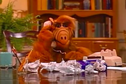 Sin internet, el teléfono se convierte en el gran aliado del distanciamiento social de ALF