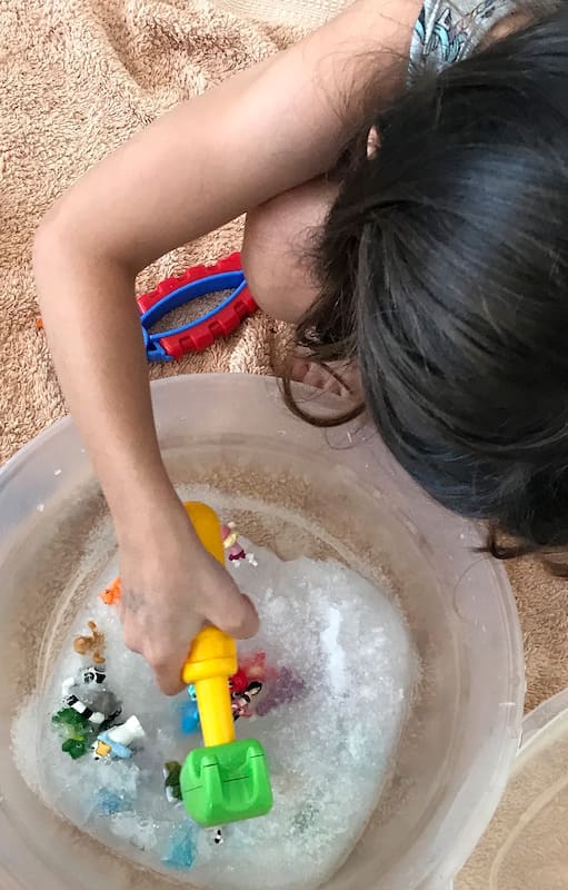 Sin jardines ni escuelas, numerosas corrientes pedagógicas promueven la recreación a partir de elementos presentes en los hogares