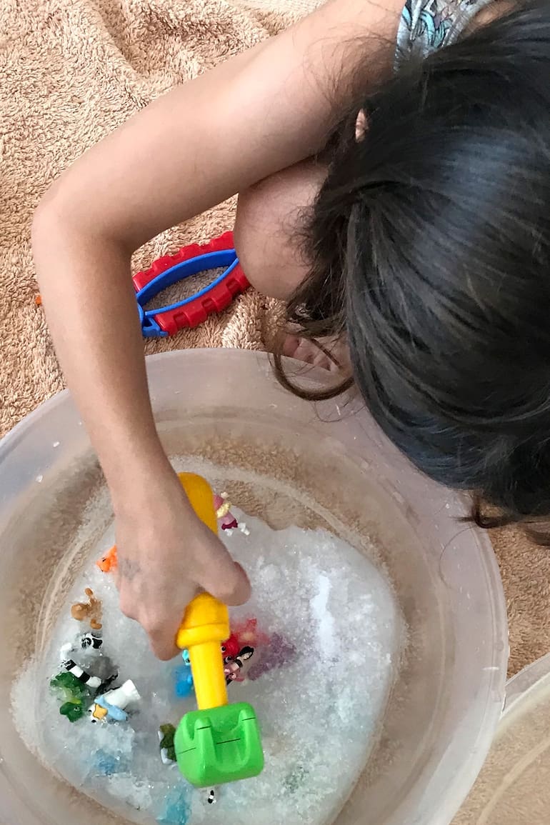 Sin jardines ni escuelas, numerosas corrientes pedagógicas promueven la recreación a partir de elementos presentes en los hogares