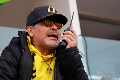 Sin la chance de ocupar el banco de suplentes de Dorados, Diego Maradona dio instrucciones con handy desde otro sector a su asistente Luis Islas