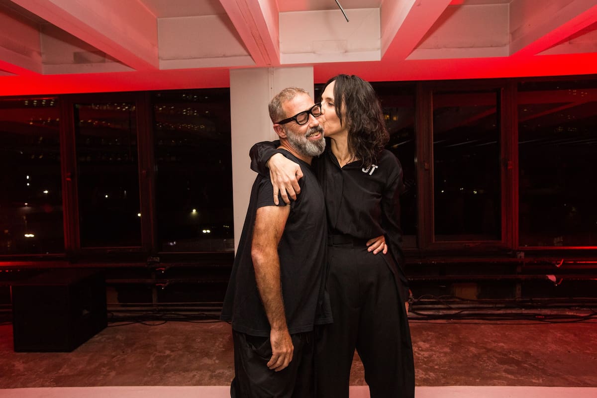 Sin la presencia de la diseñadora, fueron Patricio Bayá y Paula Neira -los cofundadores de la marca- quienes oficiaron de anfitriones del desfile