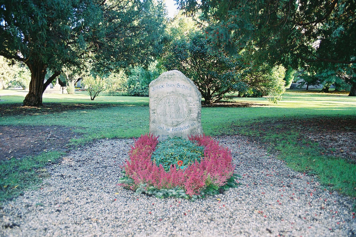 Sin laberintos ni bibliotecas, solo una piedra blanca señala la tumba de Borges en Ginebra.