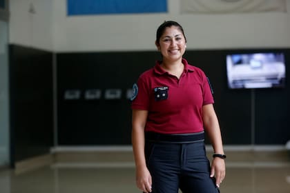 Sin los atuendos de trabajo en el laboratorio, Gloria Valdez, integrante de Area Biológica del Laboratorio Químico de la Policía de la Ciudad