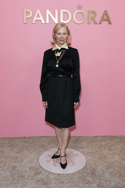 Sin maquillaje y con un discreto atuendo que combinaba una blusa de raso negra y una falda por debajo de la rodilla, Pamela Anderson fue una de las invitadas al evento de Pandora, donde la marca de joyas presentó su nueva colección Talismán. La actriz de ¿Y dónde está el policía? reapareció en público luego de que diversas versiones aseguraran que su romance con Liam Neeson fue una "puesta en escena" para promocionar el film