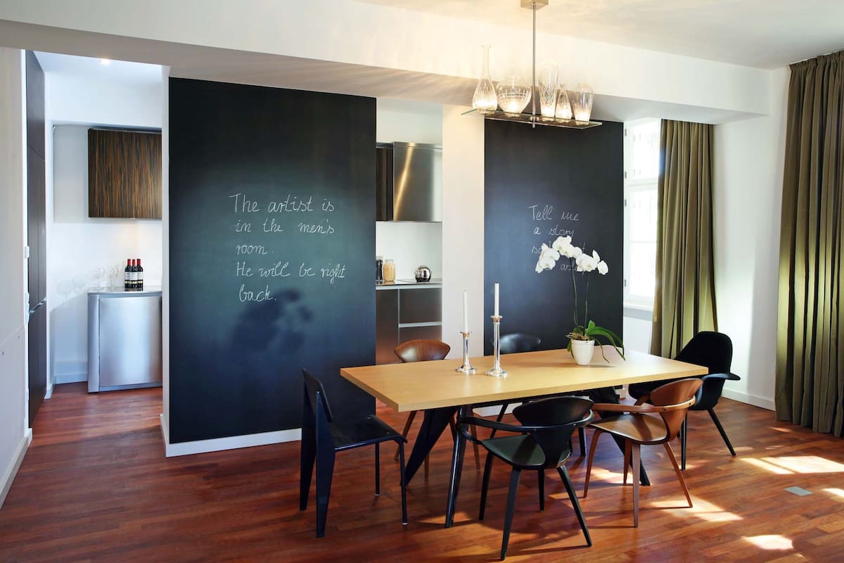 Sin obras complicadas, e incluso con muebles, es posible separar ambientes de manera práctica y elegante