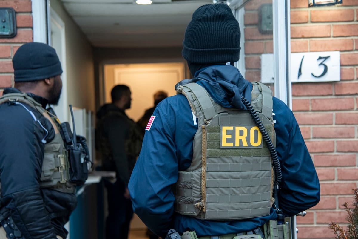 Sin orden judicial, cuál es el documento que el ICE usa para ingresar a una casa, según el memorando