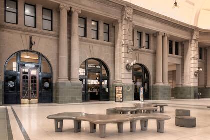Sin perder de vista la intención original de los arquitectos, la restauración también incluyó la incorporación de un sector de bancos de estilo moderno contemporáneo, que conviven en armonía con la obra en su conjunto.