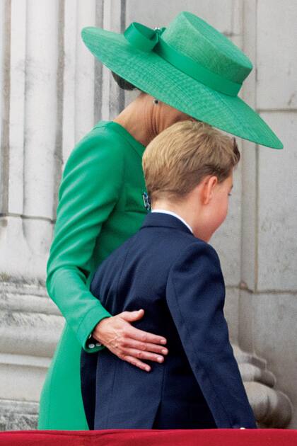Sin perder el protocolo, la princesa de Gales es capaz de mostrarse cariñosa con su familia. En la imagen abraza a su hijo mayor, George.