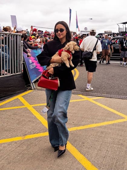 Sin perder la compostura, con sus gafas Saint Laurent y bolso Jacquemus, Alexandra cuidó que Leo no se metiera en problemas