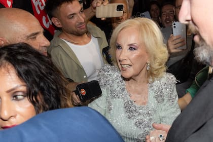 Sin perder la sonrisa, caminó entre la multitud de fans y la prensa que la esperaba.