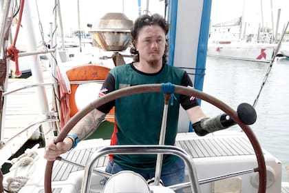 Sin piernas y sin ni un brazo, un joven británico navega solo y ayuda a víctimas de guerras a recuperarse