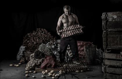 Sin remera y con mucho músculo, Petersen protagonizó un calendario muy sensual publicado en 2018