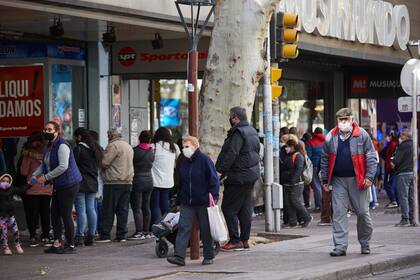 Sin restricciones para salir de compras, los mendocinos copan cada vez más el centro provincial