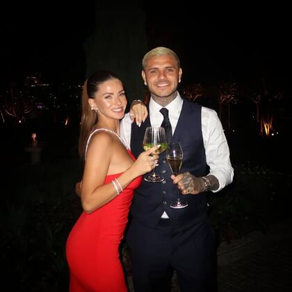 Sin sus respectivos hijos, Eugenia "China" Suárez y Mauro Icardi brindaron en Turquía