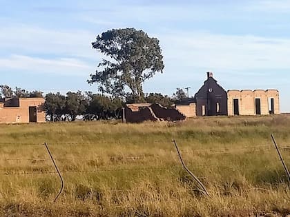 Sin techo, puertas ni ventanas. Solo el esqueleto de la mayoría de las construcciones que supieron ser instituciones del pueblo