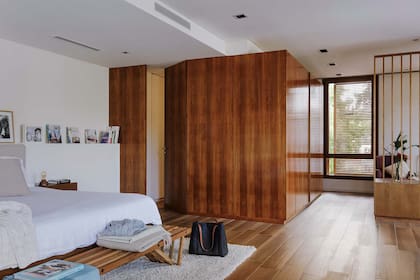 Sin tiradores, las puertas del vestidor pasan por una simple pared.