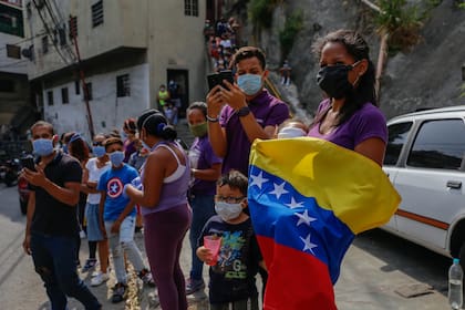 Sin trabajo y algunos echados de las viviendas que alquilan, muchos venezolanos ahora eligen regresar al país