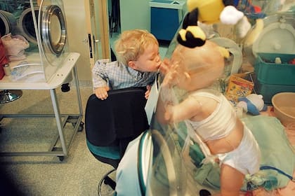 Sin tratamiento, los niños que nacen con ADA-SCID no suelen superar el año de edad