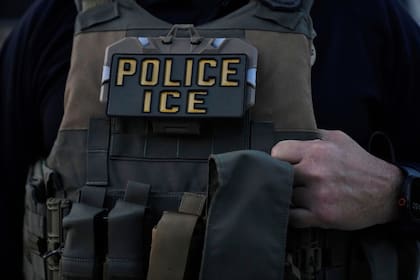Sin una orden de un juez, los oficiales de la USBP y el ICE no pueden ingresar a los domicilios de los migrantes