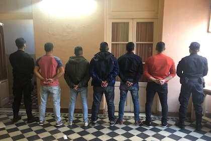 Sin uniforme, los cinco primeros policías detenidos por las cuatro muertes