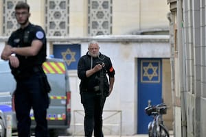 Un hombre lanzó un explosivo para prender fuego una sinagoga y fue abatido por la policía