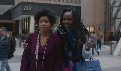 Sinclair Daniel y Ashleigh Murray en La otra chica negra